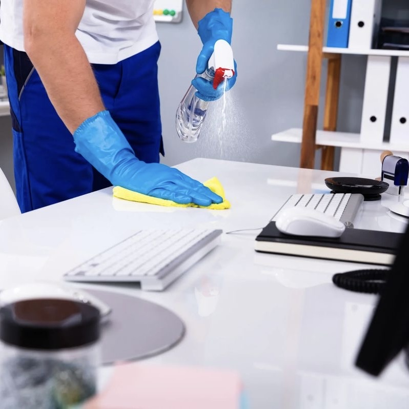 Büroreinigung am Arbeitsplatz