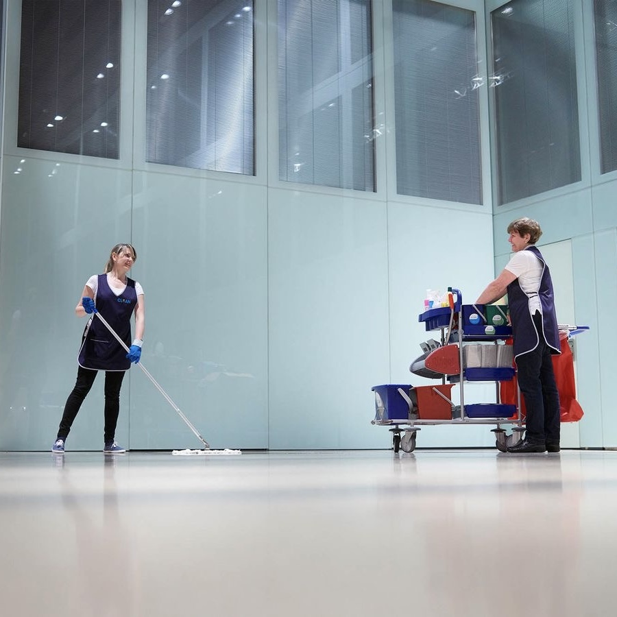 Gebäudereinigung in großer Halle
